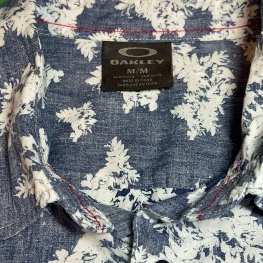Oakley Blue and‎ White Floral Button Down Shirt - Picture 4 of 5